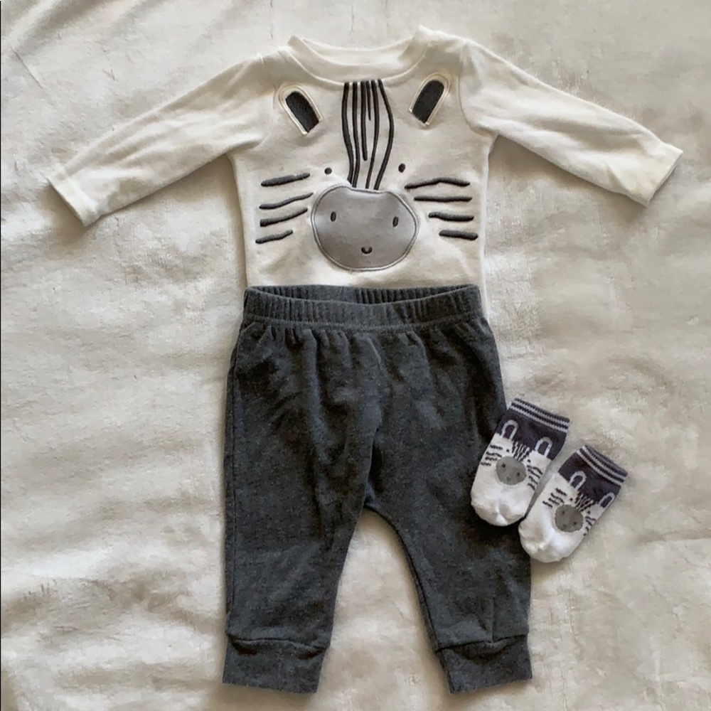 ✨3 for $15✨ Baby Kiss Zebra matching set.